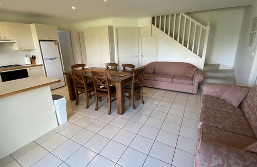 Longreach Ski Chalet | Absolute Waterfront - Banksia Chalet at Shoalhaven Lodge