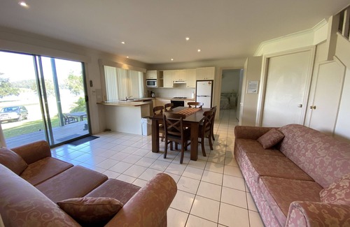 Longreach Ski Chalet | Absolute Waterfront - Banksia Chalet at Shoalhaven Lodge