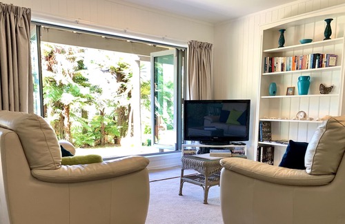 Welcome Bay Apartment | Absolute waterfront - Beach Retreat Escape