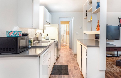 Corvallis Apartment | Abstract Abode- hot tub, gym, sauna