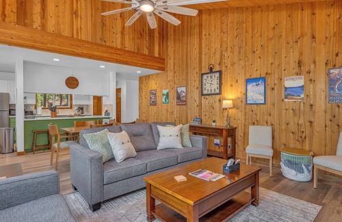 Overlook Park House | AC,PF, great location, kids friendly, recently renovated, outdoor seating.