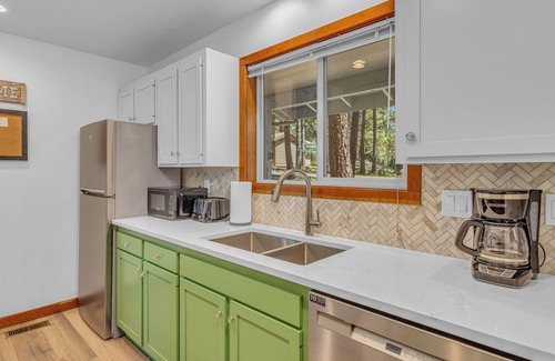 Overlook Park House | AC,PF, great location, kids friendly, recently renovated, outdoor seating.