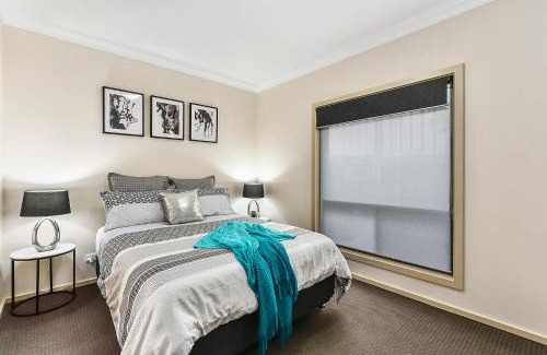 Mount Gambier Apartment | Accommodation On Lansell 1 being Unit 1 of 6 Lansell Street