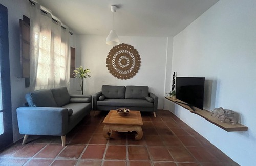 Torrequebrada Ski Chalet | Acogedora Casa Independiente con Piscina a un Minuto de la Playa