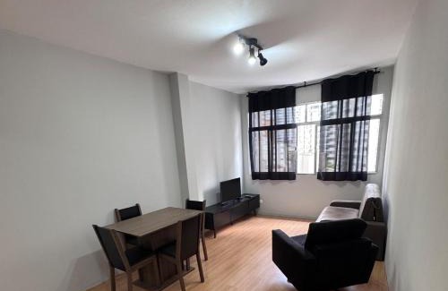 Gonzaga Apartment | Aconchegante Apto a uma quadra da praia no Gonzaga