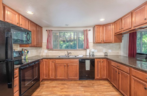 Glencoe Cabin | ACROSS FROM LAKEMONT PINES LAKE SLEEPS 16 W/HOT TUB, PET FRIENDLY