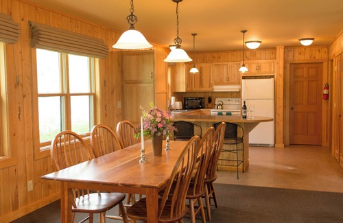 Winthrop House | ADA Patterson Lake Cabin - 1 Queen/1 Queen Murphy/1 Twin