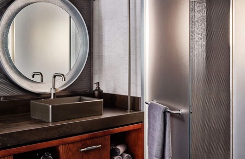 West Fens Hotel | ADA Queen Trailer w/Patio, Outdoor Pool. Onsite Bar & Dining, Near Museums!