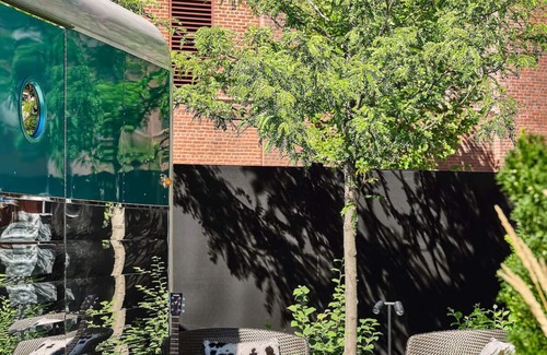 West Fens Hotel | ADA Queen Trailer w/Patio, Outdoor Pool. Onsite Bar & Dining, Near Museums!