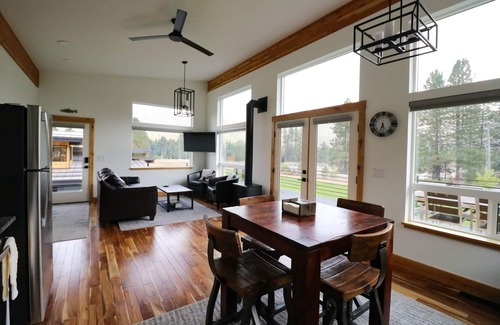 Leavenworth House | Addy Acres- Near hiking, snowshoeing, sled rides & Sleeping Lady Resort