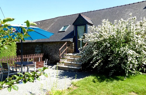 Ploerdut Cottage | Adele cottage – lovely, spacious Breton cottage - shared pool, private garden