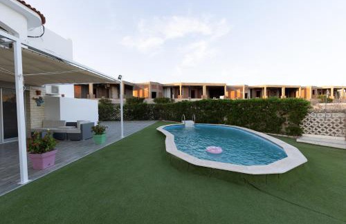 Al Mamsha El Seyahi Bed & Breakfast | Aden Beach - Sea View room with beach access in Villa