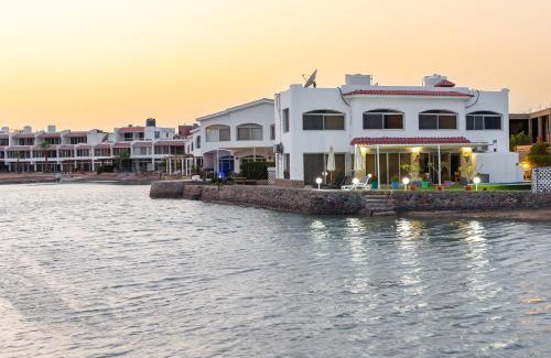 Al Mamsha El Seyahi Bed & Breakfast | Aden Beach - Sea View room with beach access in Villa