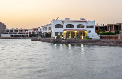 Al Mamsha El Seyahi Bed & Breakfast | Aden Beach - Sea View room with beach access in Villa