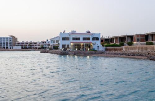 Al Mamsha El Seyahi Bed & Breakfast | Aden Beach - Sea View room with beach access in Villa