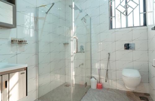 Dar es Salaam House | Adizo house - close to beach with AC, Washingmachine and Wifi