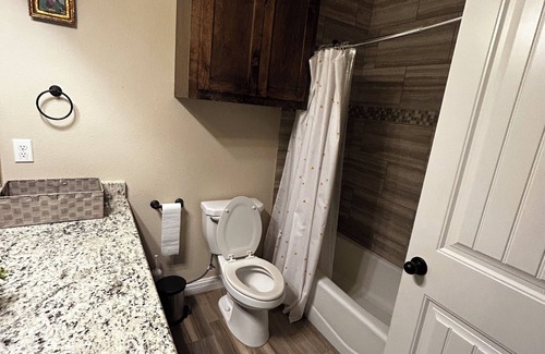 South Side House | Admirable southside location!