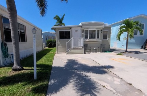 Nettles Island House | adorable 2 bedroom 2 full bath beach bungalow Located on Nettles Island FL