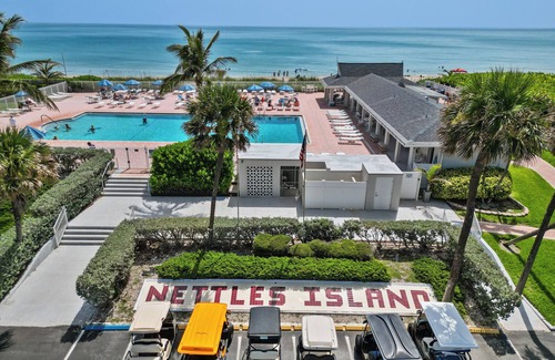 Nettles Island House | adorable 2 bedroom 2 full bath beach bungalow Located on Nettles Island FL