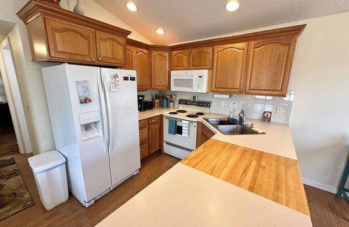 Nettles Island House | adorable 2 bedroom 1 bath beach house
