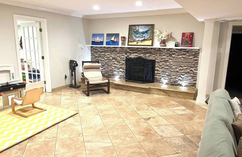 McLean House | Adorable 2 bedrooms+ den with indoor fireplace