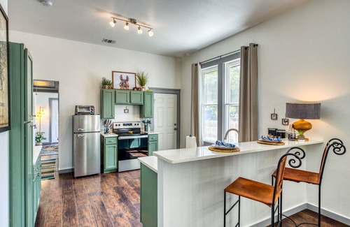 Southtown Apartment | Adorable Apt Near Downtown | Ideal for Longer Stays