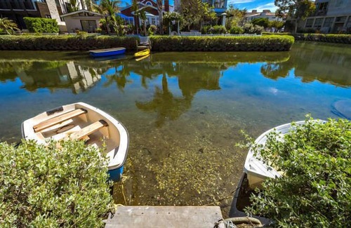Venice Canals Cottage | Adorable Beach Cottage 1 Bl to Venice Beach-Bikes+Boats+Wifi+BBQ+Patio