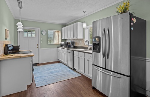 Isle of Palms House | Adorable Beach Home on Quiet Street/Short 1 Block Walk to Beach/Screen Porch!