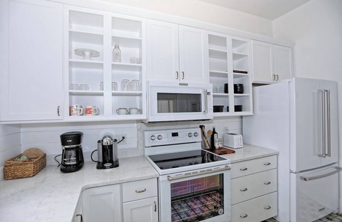 Thomas Square House | Adorable Historic Home w/Hot Tub! in Starland District By Downtown Savannah