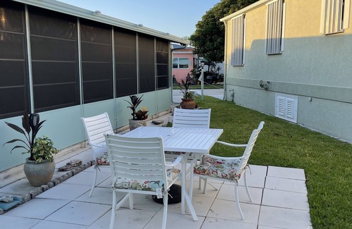 Nettles Island House | Adorable Mobile Home Resort Atmosphere Short Distance to Beach