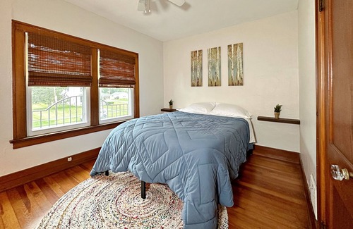 Tiffin House | Adorable & Roomy Cottage - Near Downtown, Universities & Hedges-Boyer Park!