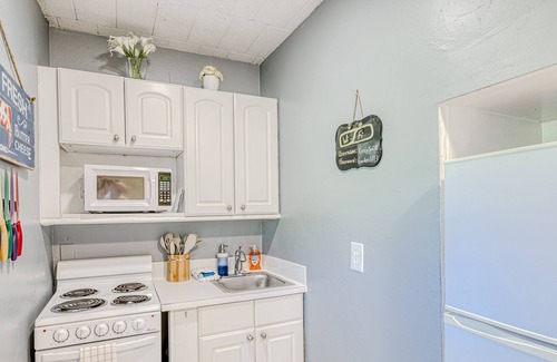 Flamingo Parks Apartment | Adorable second-floor home with WiFi, shady patios, shared W/D, & kitchenette