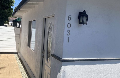 Woodland Hills Apartment | Adorable Studio Unit with great location and Parking on site