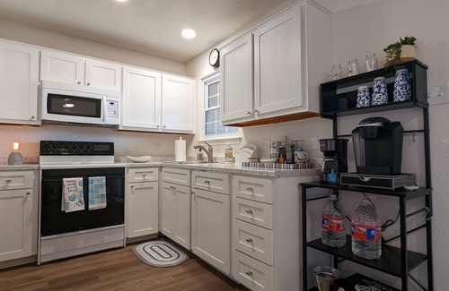 Midland House | Adorable Townhome