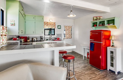 Retsil Cottage | Adorable waterfront cottage with a full kitchen, firepit & washer/dryer