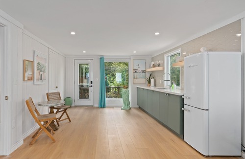 Alcona Cottage | Adorable waterfront escape