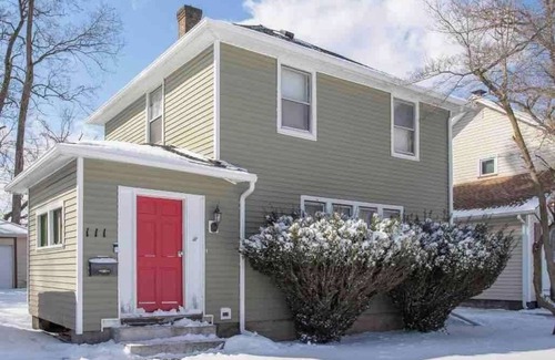 West Irondequoit House | 👌Adorable within min of lake in quiet neighborhood