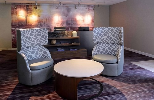 South Kansas City Hotel | Adventure in Kansas City! Indoor Pool, Pet Friendly and Free Parking!