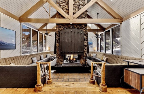 Mammoth Lakes Hotel | Adventure-Ready Room Near Devils Postpile, Pet-Friendly & Great for Hiking