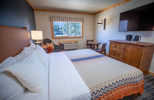 Mammoth Lakes Hotel | Adventure-Ready Room Near Devils Postpile, Pet-Friendly & Great for Hiking