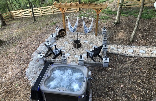 Penrod Cabin | Aerial Joy Treehouse with Hot Tub!(Lake Malone)