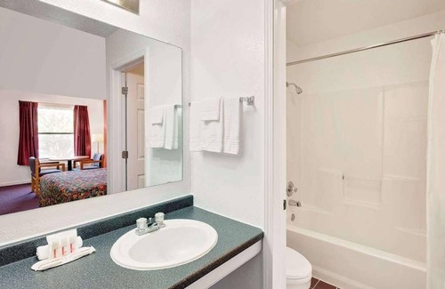 Muskogee Hotel | Affordability Meets Comfort in the Knights Inn Muskogee! Free Onsite Parking
