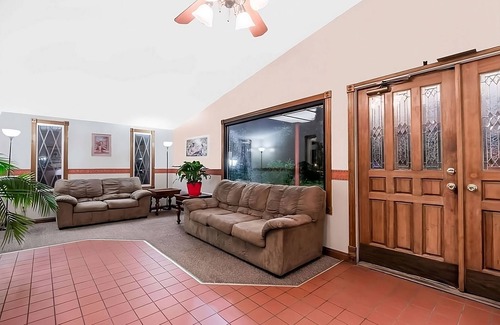 Summit Hotel | Affordability Meets Comfort in the Knights Inn Ashland! Pool, Pet-Friendly!