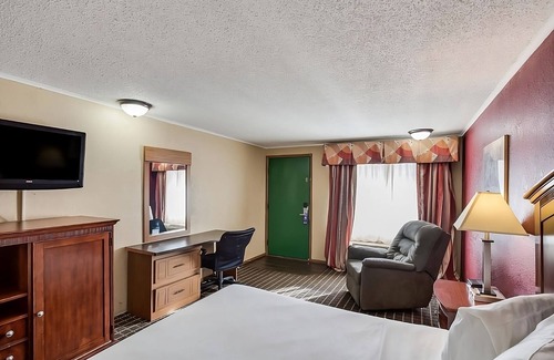Summit Hotel | Affordability Meets Comfort in the Knights Inn Ashland! Pool, Pet-Friendly!