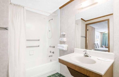 Summit Hotel | Affordability Meets Comfort in the Knights Inn Ashland! Pool, Pet-Friendly!