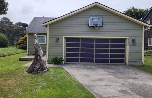 Bandon House | Affordable, Bandon-by-the-sea Retreat,Steps To The Beach 3 Bds/2 Baths Sleeps 8