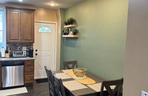Downtown Baltimore House | Affordable Furnished LuxuryTownhouse near Stadiums In Baltimore Pig Town.