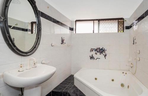 Booragoon House | Affordable Long-Term Stay ENS Master Bedroom in Perth Fremantle University Hospital