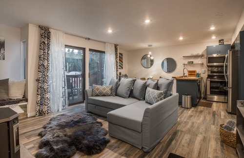 Majestic Pines Apartment | Affordable Luxury! WiFi/Parking/View and Great Location!