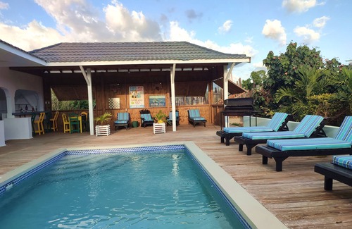 Treasure Beach Villa | Affordable Newly Renovated 5 Bedroom Villa with Pool. 3 Minute Walk to Beach.